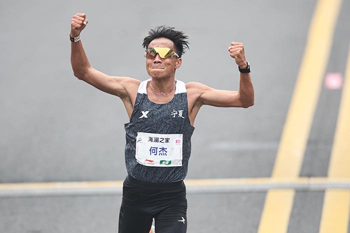 2小時(shí)06分57秒！何杰打破全國馬拉松紀(jì)錄