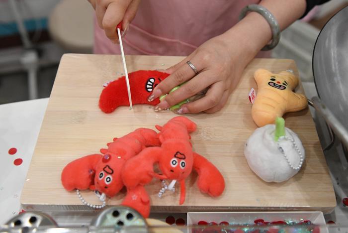 成人“過家家”來了！長沙湘菜版jellycat受捧