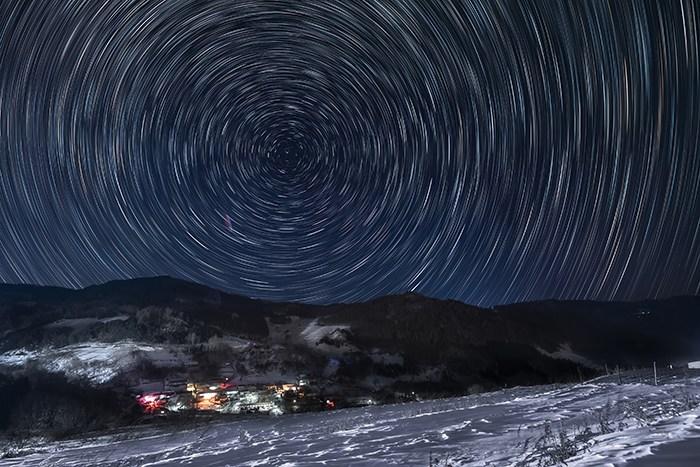 星空下的松嶺雪村