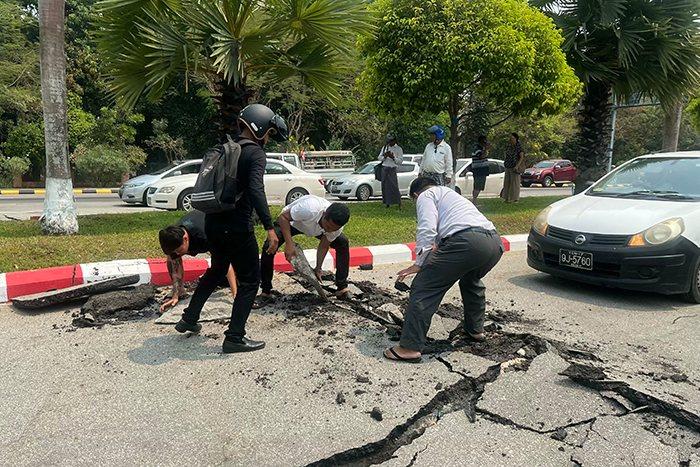 強震過后 緬甸首都道路現(xiàn)裂痕建筑倒塌受損