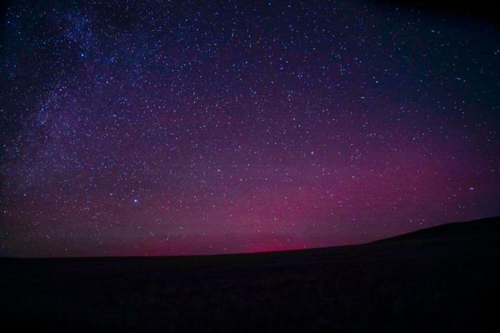 極光、銀河、流星共舞草原夜空	