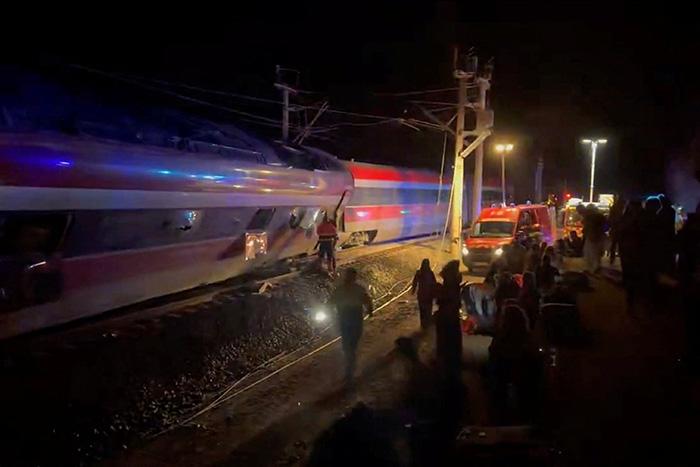 西班牙發(fā)生兩列高速列車(chē)脫軌事故 已致多人死傷