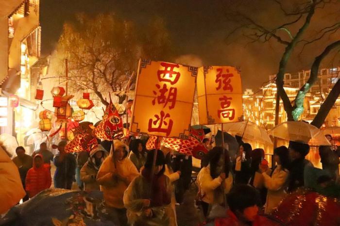 江西婺源：魚(yú)燈游曳古城 民俗巡游迎新年