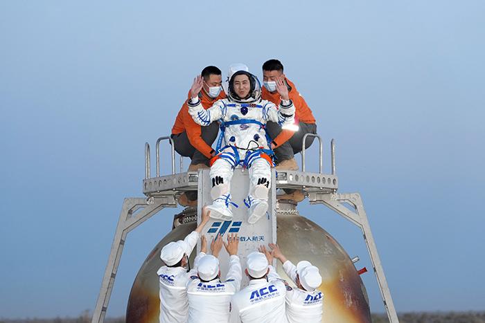 神舟二十一號(hào)航天員凱旋