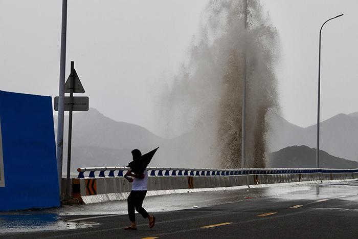 臺(tái)風(fēng)“巴威”逼近 福建寧德海邊掀起巨浪