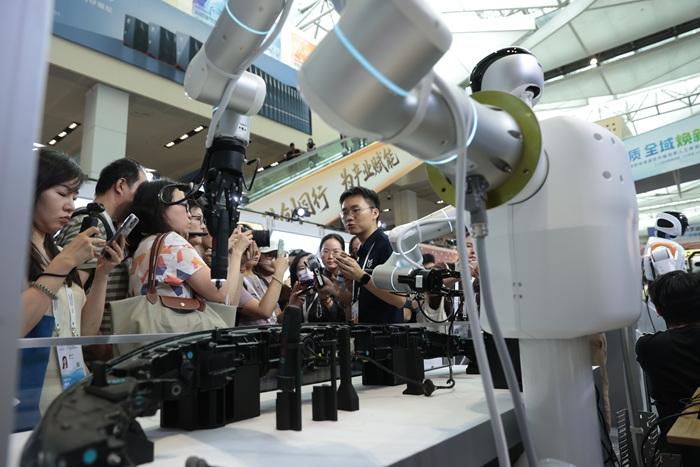 探館2026世界人工智能大會：人形機器人“大顯身手”