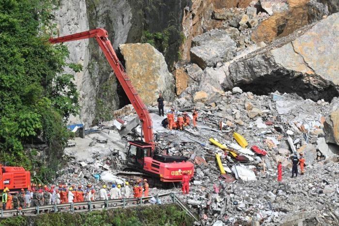 重慶彭水山體崩塌救援持續(xù) 民眾接力保障救援