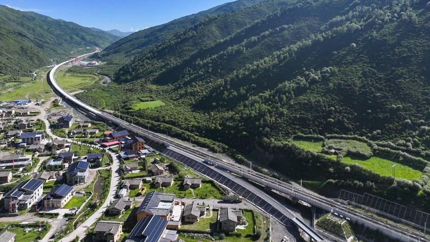 新建西寧至成都鐵路四川段最長隧道貫通