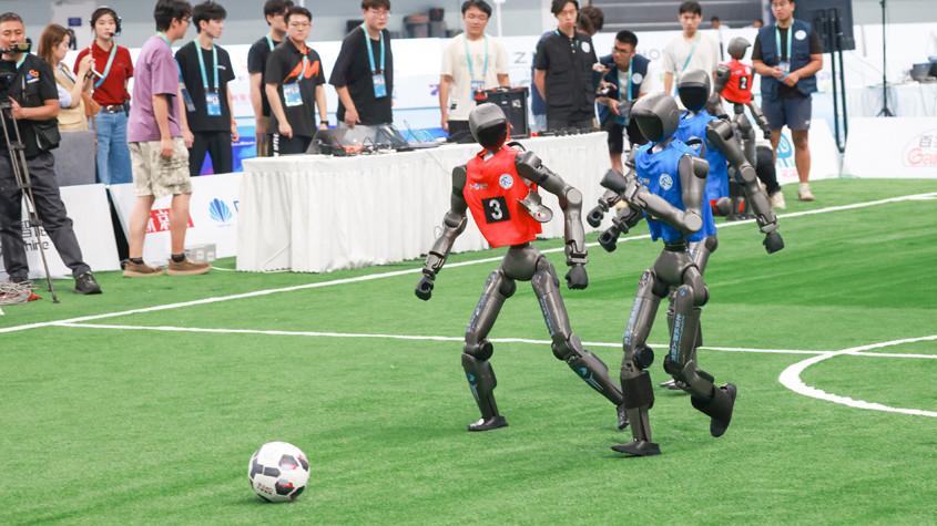 人形機器人運動會足球賽場上演中外對決