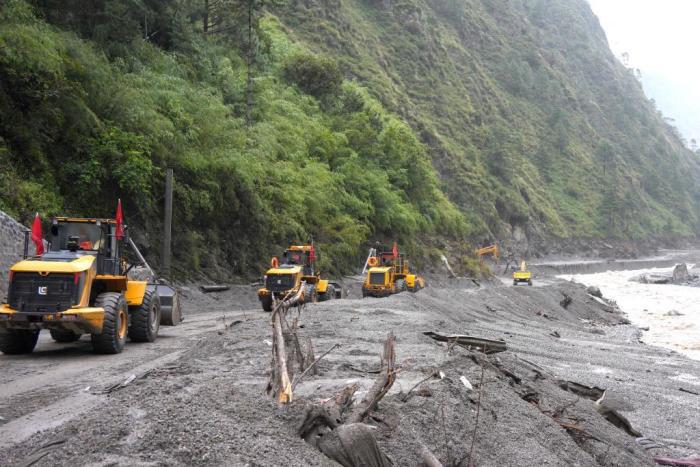 通往西藏吉隆口岸的受災(zāi)路段已搶通800米左右