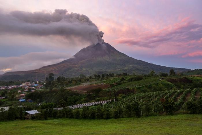 印尼錫納朋火山噴發(fā) 火山灰濃煙沖天