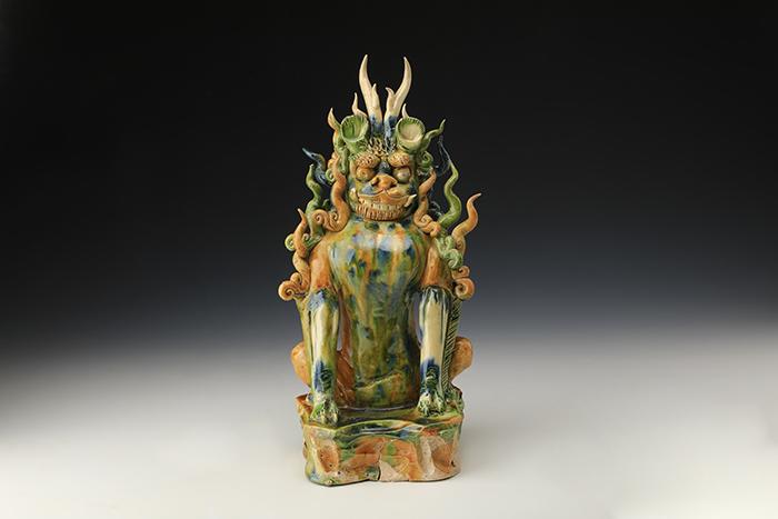 西安一唐墓出土制作精湛三彩器