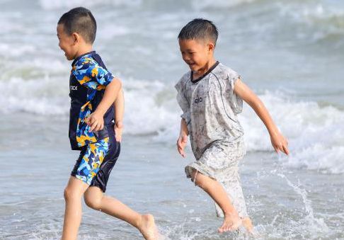 海南三亞：民眾端午“洗龍水”祈安康