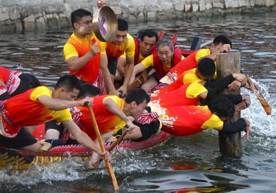 廣東揭陽(yáng)特色“龍舟抱樁”慶端午