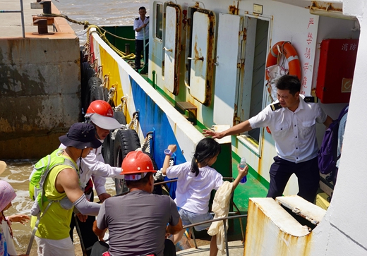 臺(tái)風(fēng)“白海豚”逼近 浙江舟山白沙島組織游客撤離