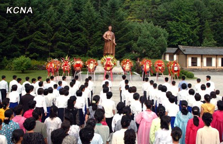 朝紀(jì)念金日成父親金亨稷誕辰金正恩獻(xiàn)花圈(圖)