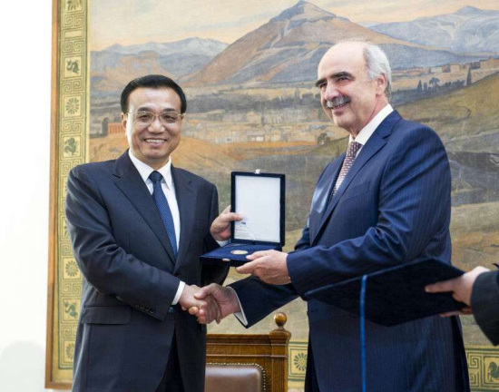 李克強(qiáng)會(huì)見希臘議長獲授金質(zhì)勛章