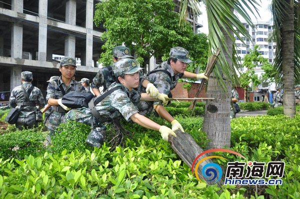 海南省軍區(qū)新兵奔赴海口街頭積極參與災后重建