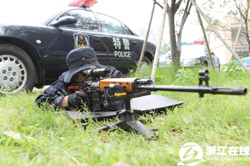 中國(guó)特警狙擊手50米外射擊刀刃命中率達(dá)90%