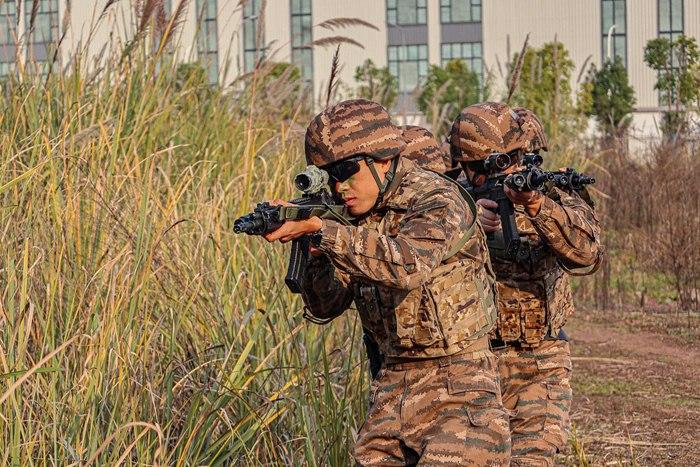寒冬礪劍！重慶武警特戰(zhàn)隊員冬日練兵忙