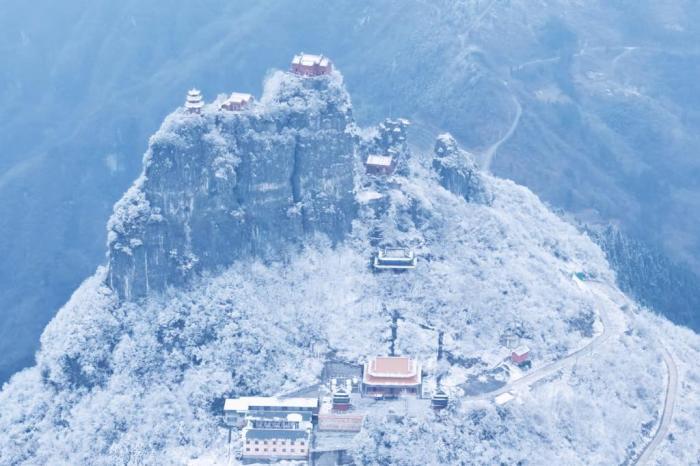 湖北“中武當(dāng)”：古建披銀甲 冰雪作丹青