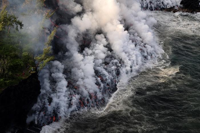 法國(guó)富爾奈斯火山熔巖流入海洋