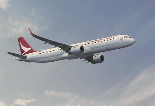 港龍航空一載317人飛機(jī)引擎冒煙緊急降落高雄機(jī)場(chǎng)